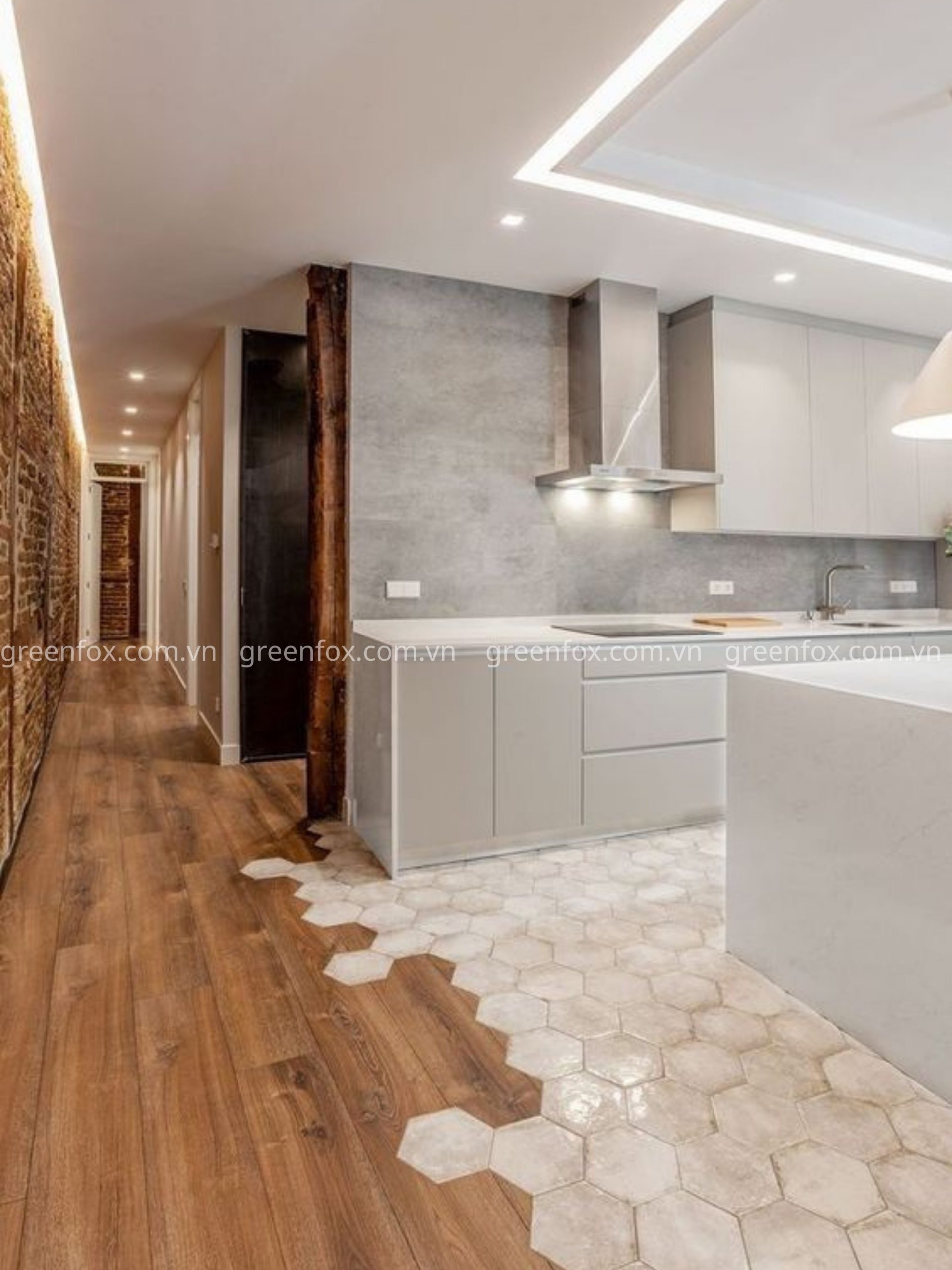 Gạch lục giác vân xi măng phối cùng sàn gạch giả gỗ tạo hiệu ứng chuyển tiếp mềm mại, tăng điểm nhấn cho khu bếp hiện đại