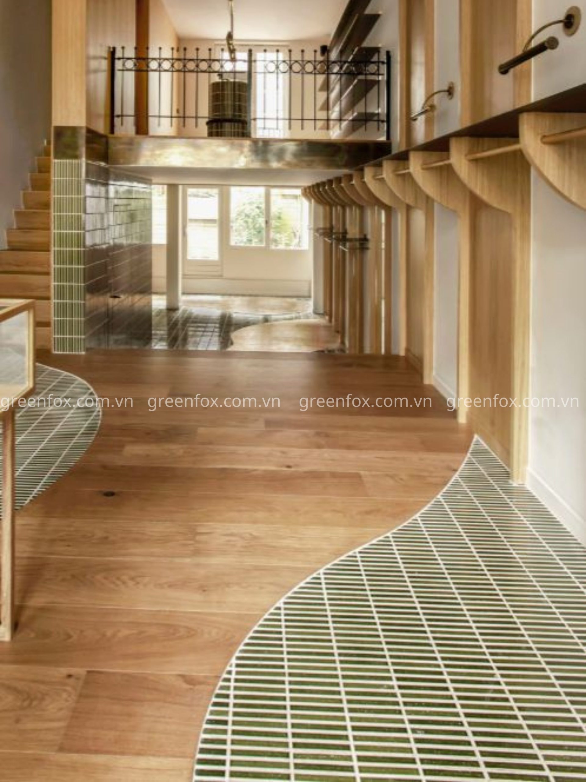 Gạch mosaic xanh phối cùng sàn gỗ tạo đường cong mềm mại, mang lại cảm giác tự nhiên và sinh động cho không gian