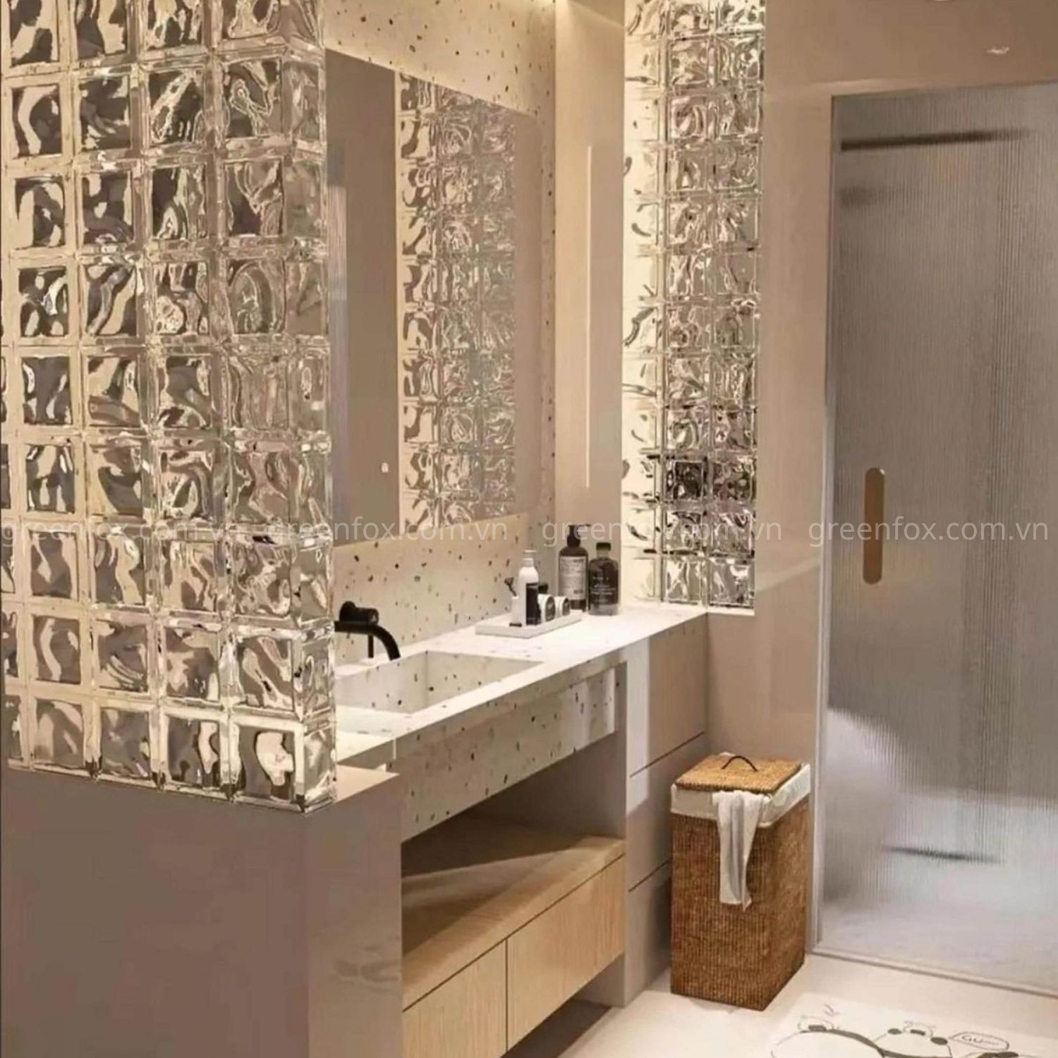 Ứng dụng gạch kính trong phòng tắm giúp phân chia không gian nhẹ nhàng, giữ được sự riêng tư nhưng vẫn đảm bảo ánh sáng tự nhiên.
