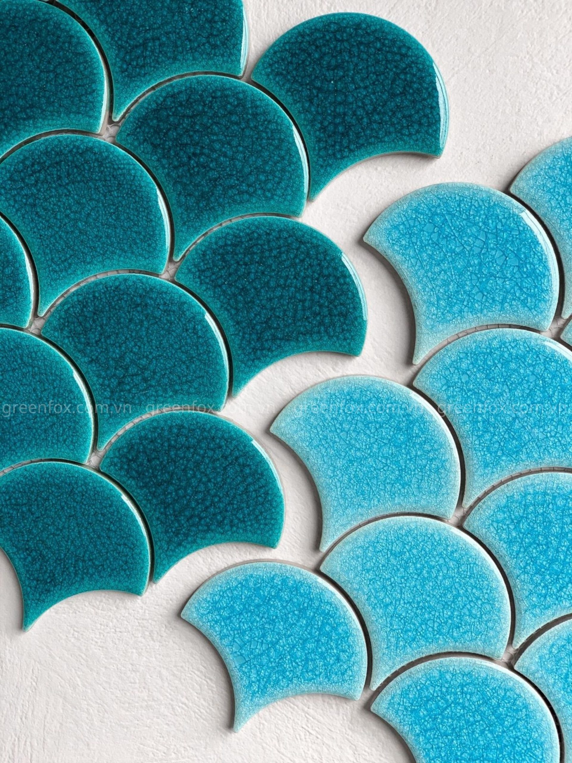 Cận cảnh gạch mosaic vảy cá xanh với bề mặt men rạn, tạo chiều sâu và hiệu ứng ánh sáng tinh tế cho mảng tường trang trí.