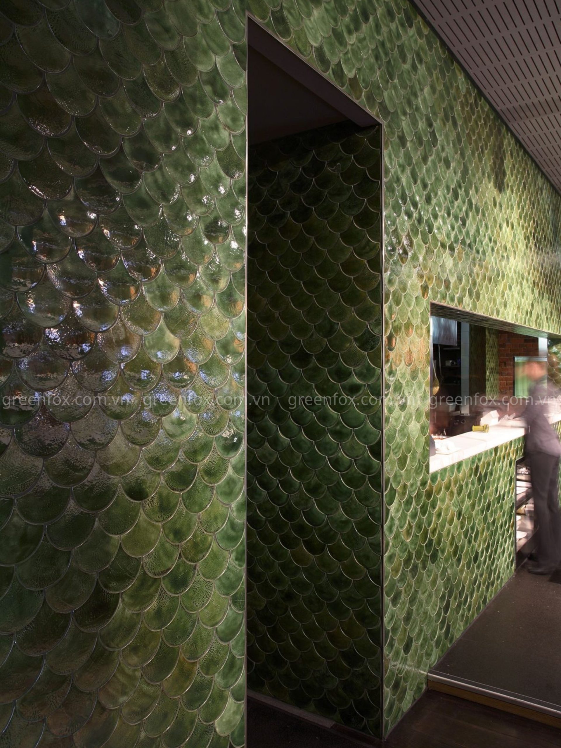 Gạch mosaic vảy cá màu xanh đậm ốp tường tạo điểm nhấn mạnh mẽ, phù hợp cho không gian quầy bar hoặc khu vực trang trí cao cấp.