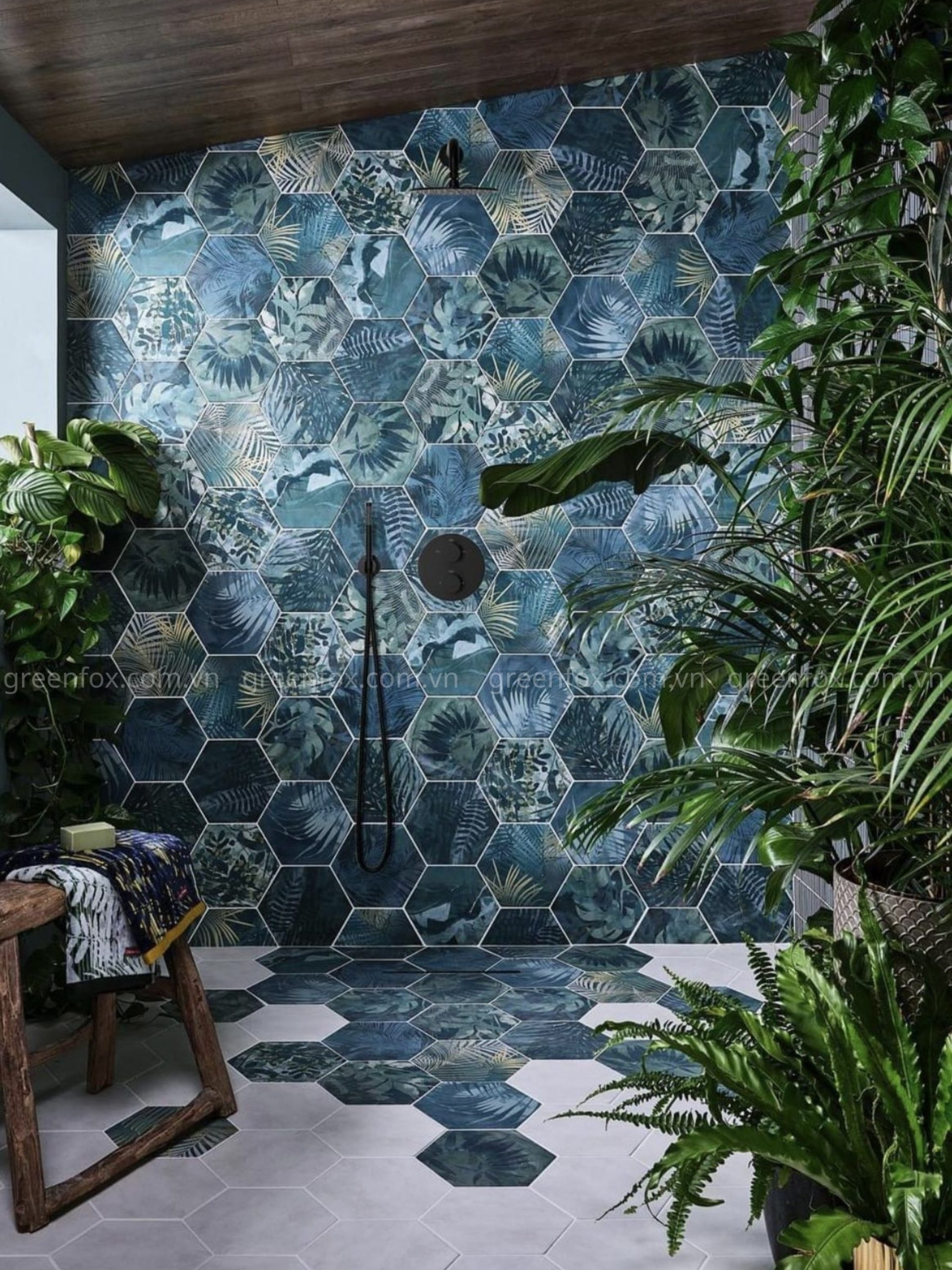 Gạch lục giác họa tiết tropical tạo điểm nhấn mạnh mẽ cho không gian phòng tắm