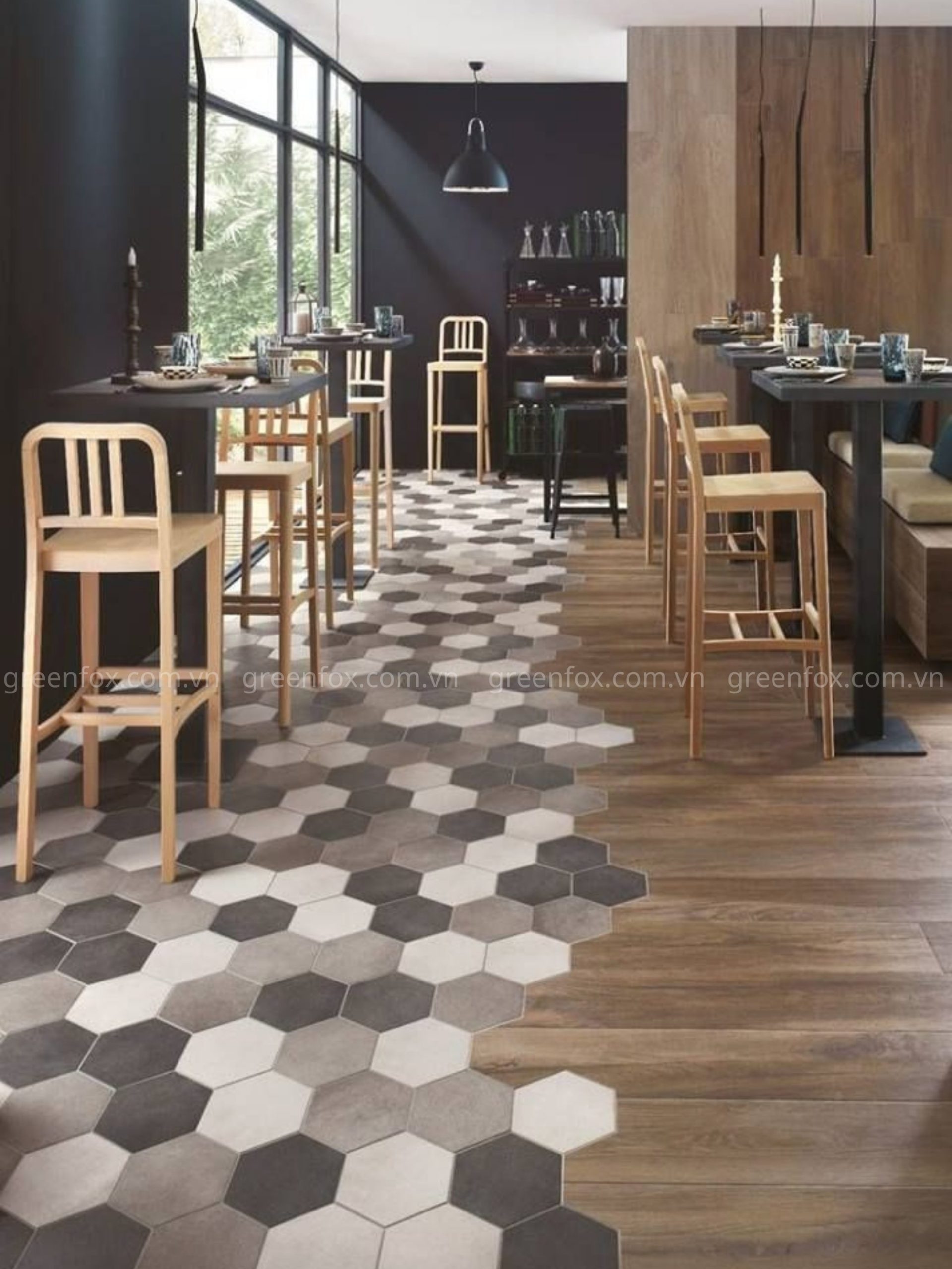 Gạch lục giác xám trắng lát sàn quán cafe tạo hiệu ứng hình học ấn tượng