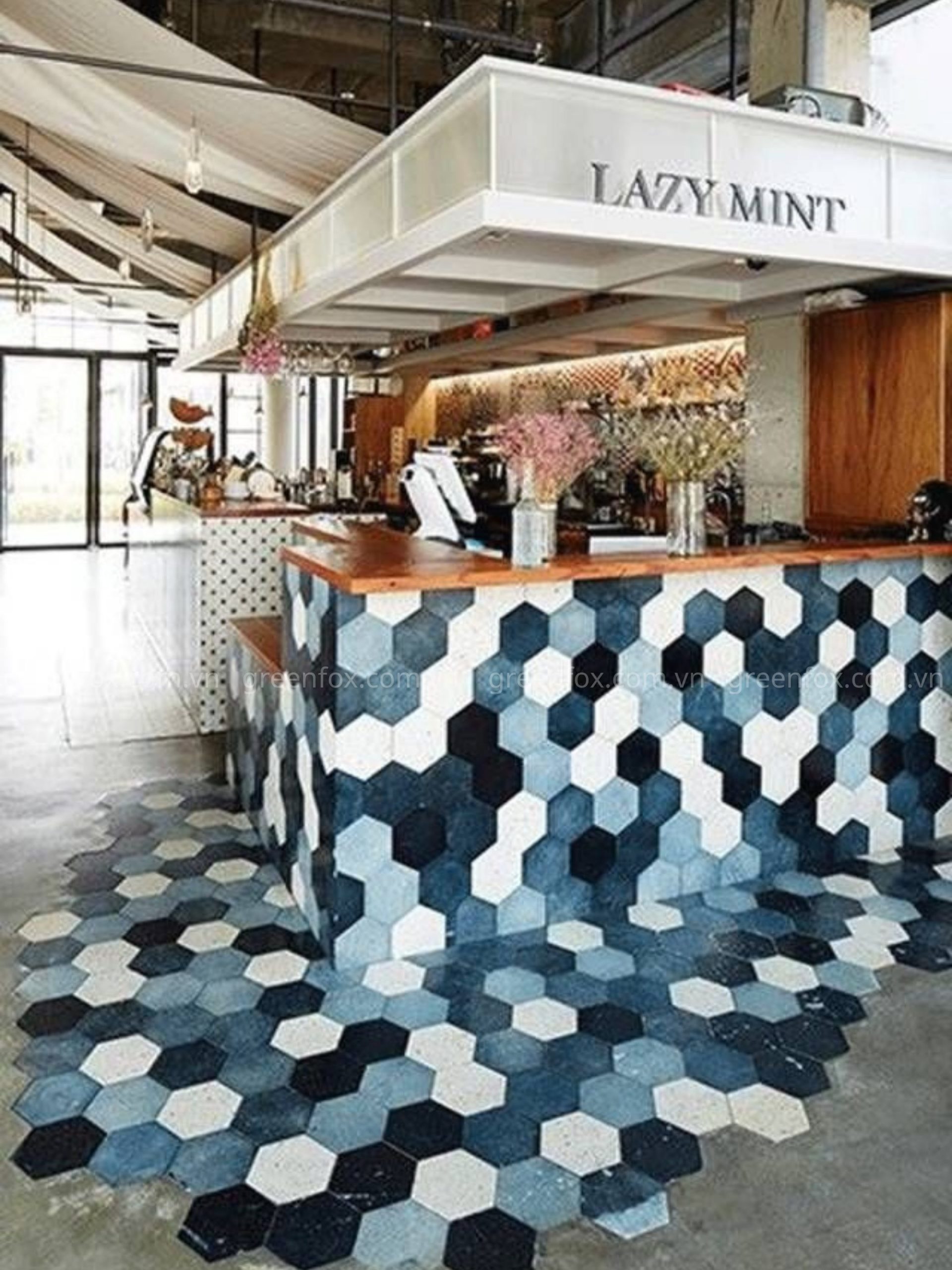 Gạch lục giác phối màu xanh ốp quầy bar tạo điểm nhấn trẻ trung và nổi bật