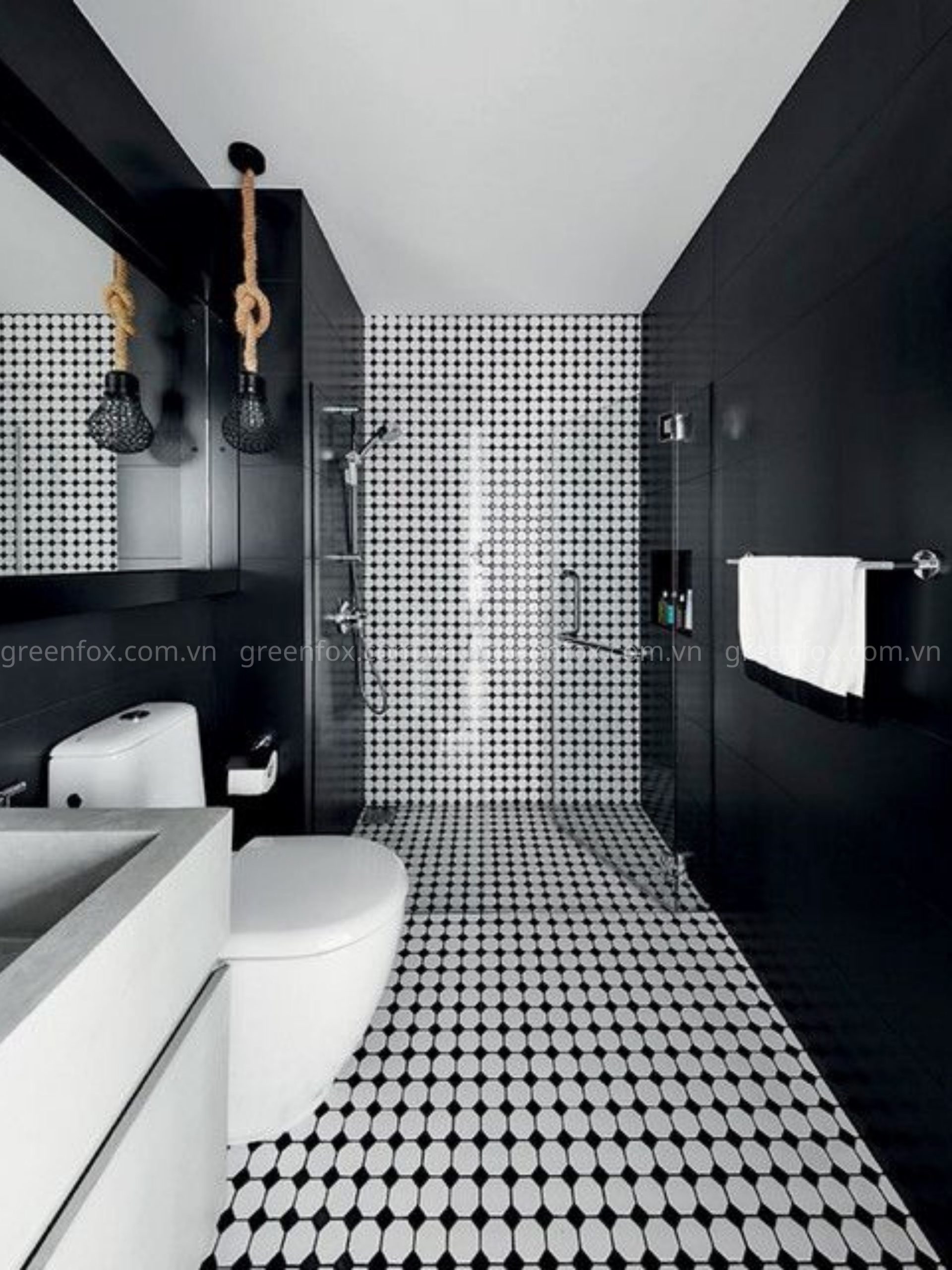 Gạch mosaic lát nền kết hợp ốp tường tông trắng – đen tạo hiệu ứng tương phản ấn tượng, phù hợp cho không gian phòng tắm hiện đại, cá tính.