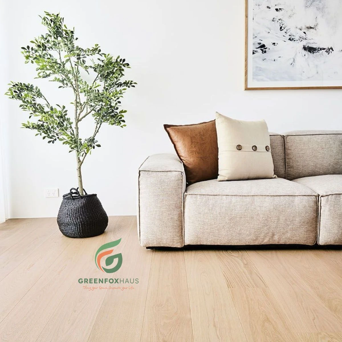Gạch lát nền vân gỗ màu sáng khổ dài cho phòng khách hiện đại tối giản và sang trọng