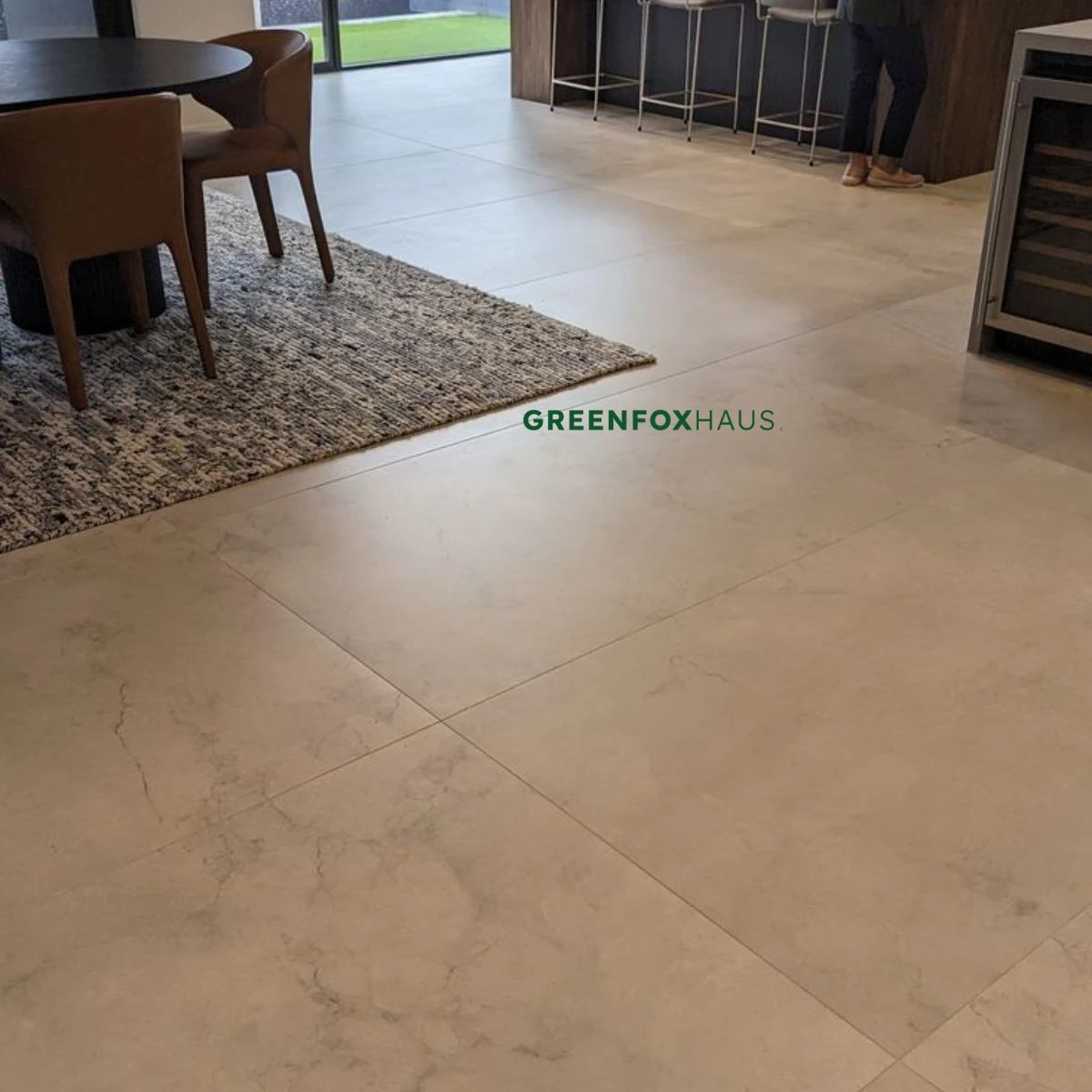 Mẫu gạch giả đá lát nền vân marble kem bóng nhẹ phòng bếp ăn hiện đại