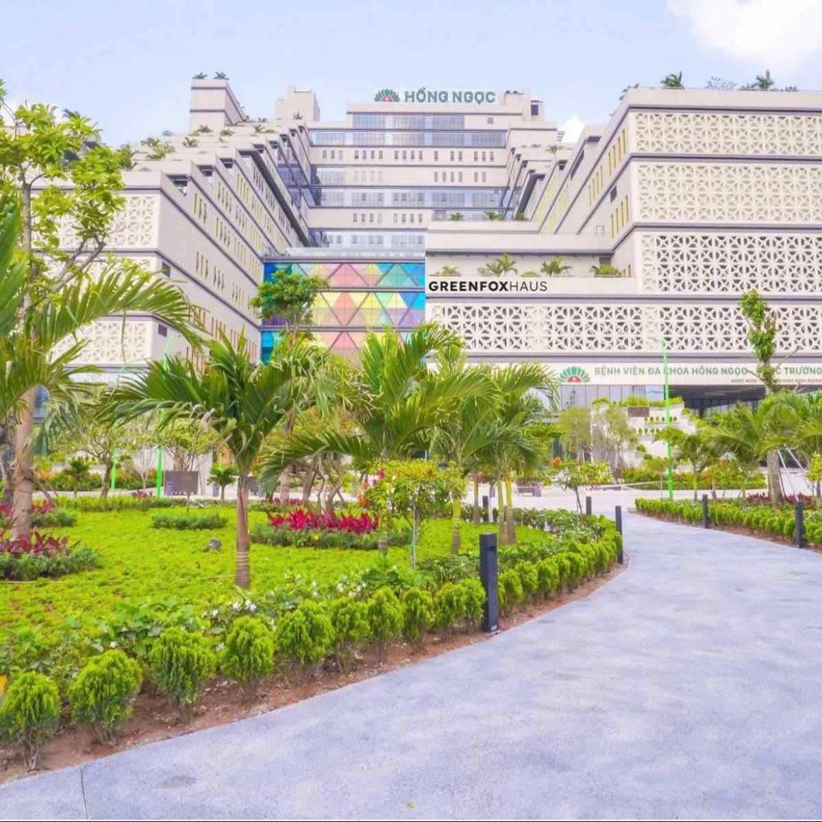 gạch kính lấy sáng ứng dụng trong bệnh viện tạo không gian sáng thoáng và sạch sẽ