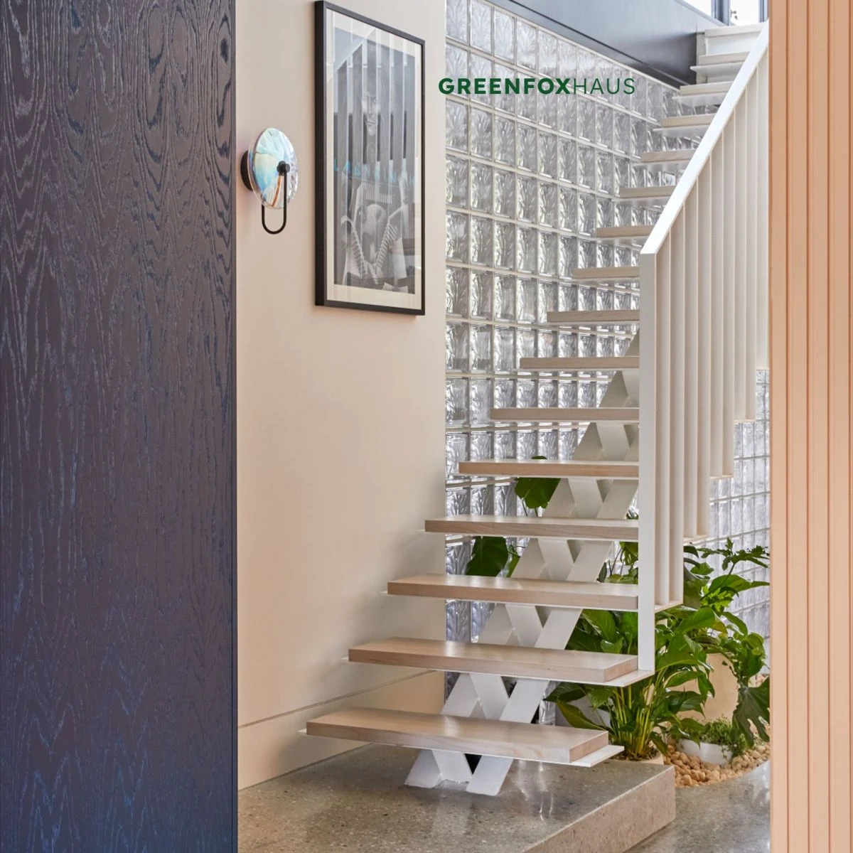 tường gạch kính lấy sáng cầu thang giúp không gian thông thoáng và tràn ánh sáng