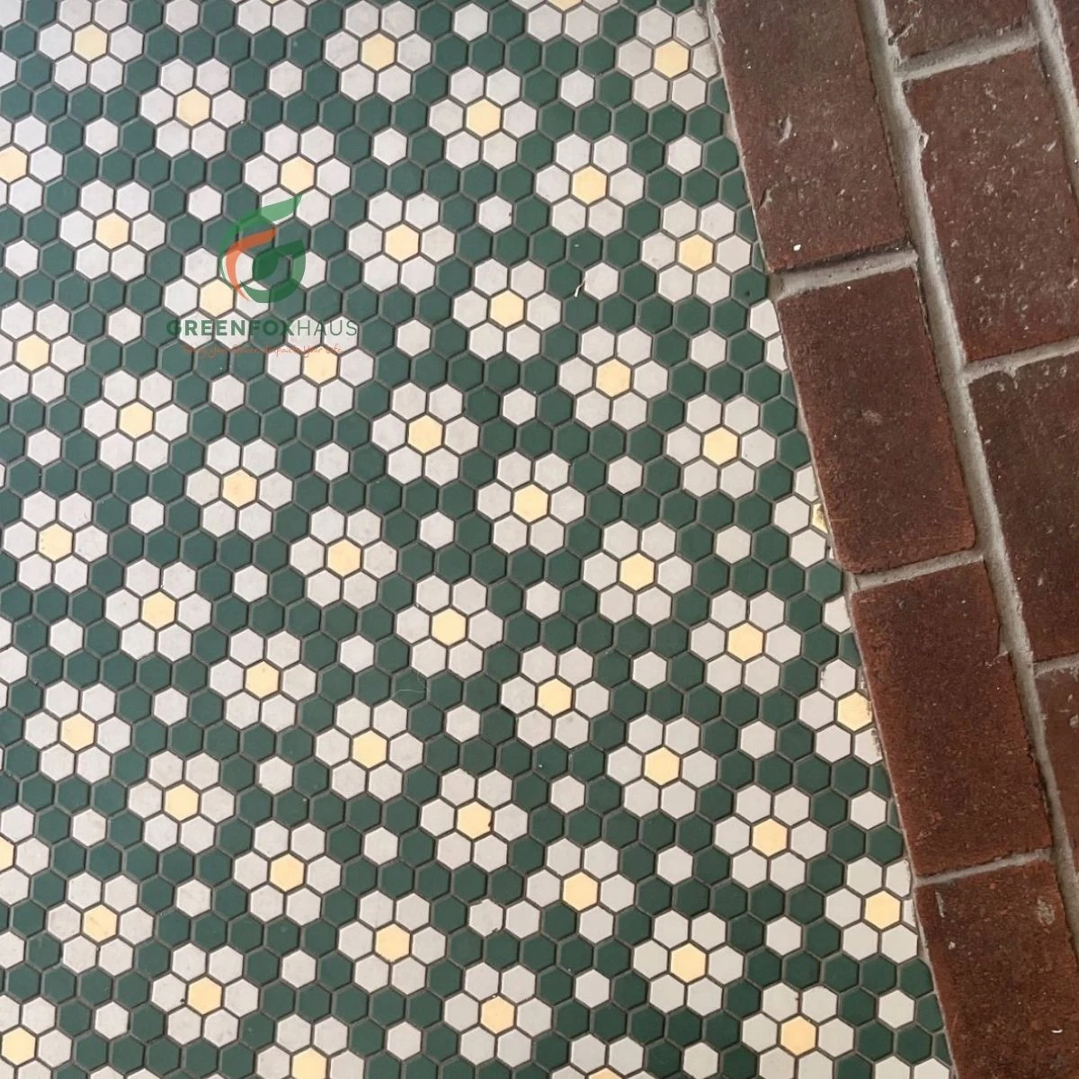 Gạch lát nền mosaic lục giác phối hoa trắng tạo bề mặt chống trơn cho khu vực nội thất
