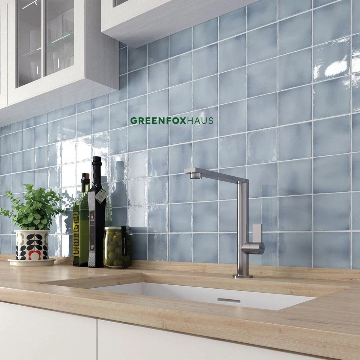 Gạch thẻ mosaic men bóng màu xanh pastel ốp bếp tạo hiệu ứng ánh sáng mềm mại