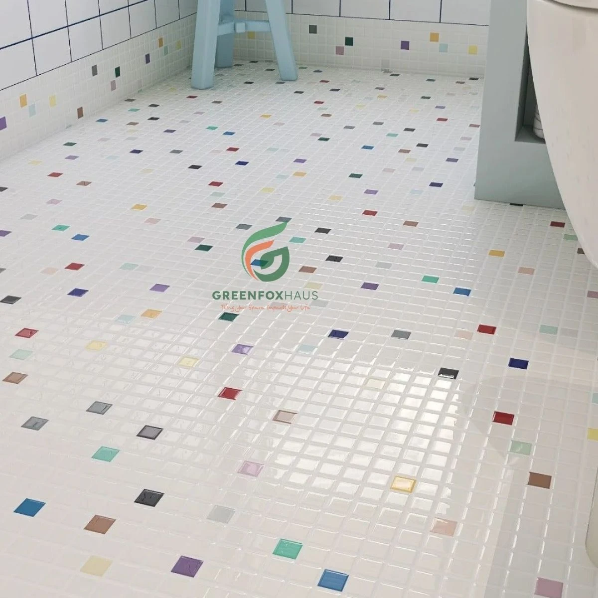 Gạch mosaic trắng lát nền phòng tắm phối họa tiết màu sắc hiện đại và trẻ trung