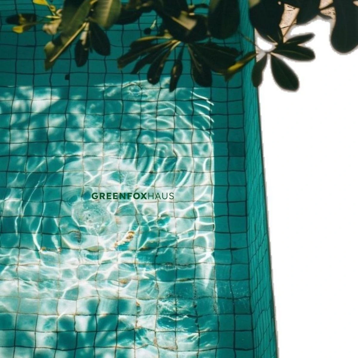 Gạch mosaic xanh ốp hồ bơi ngoài trời tạo hiệu ứng nước trong xanh