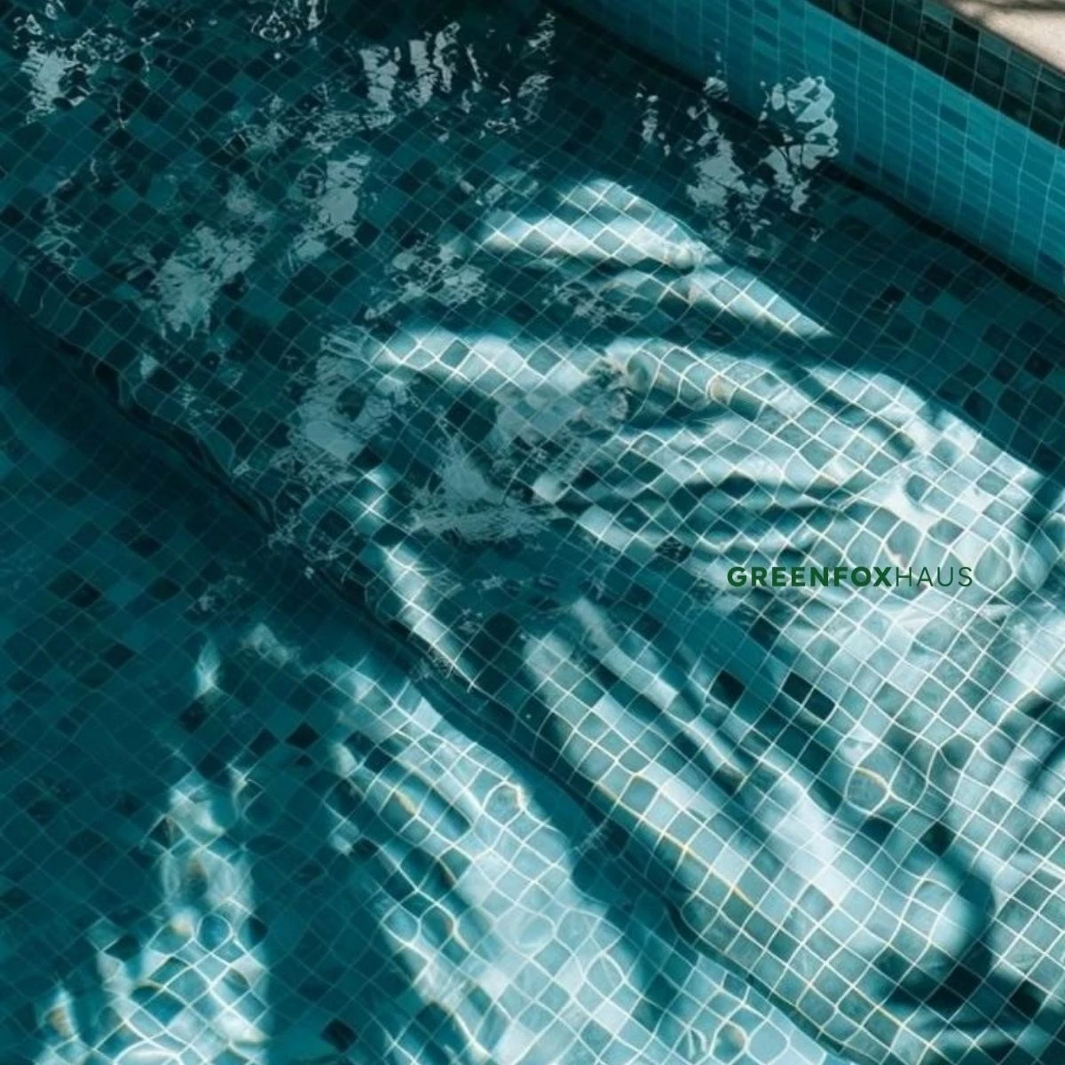 Gạch mosaic ô vuông xanh ốp đáy bể bơi hiện đại