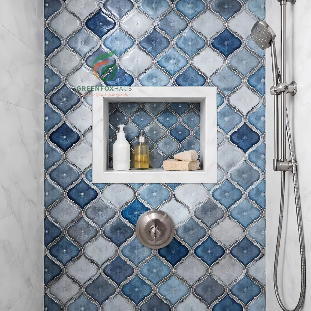 Gạch mosaic lồng đèn xanh dương ốp tường phòng tắm phong cách Ma-rốc hiện đại