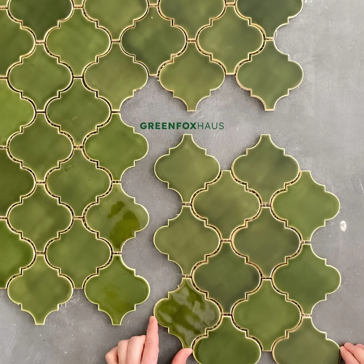 Gạch mosaic lồng đèn màu xanh olive với đường nét mềm mại phong cách phương Đông