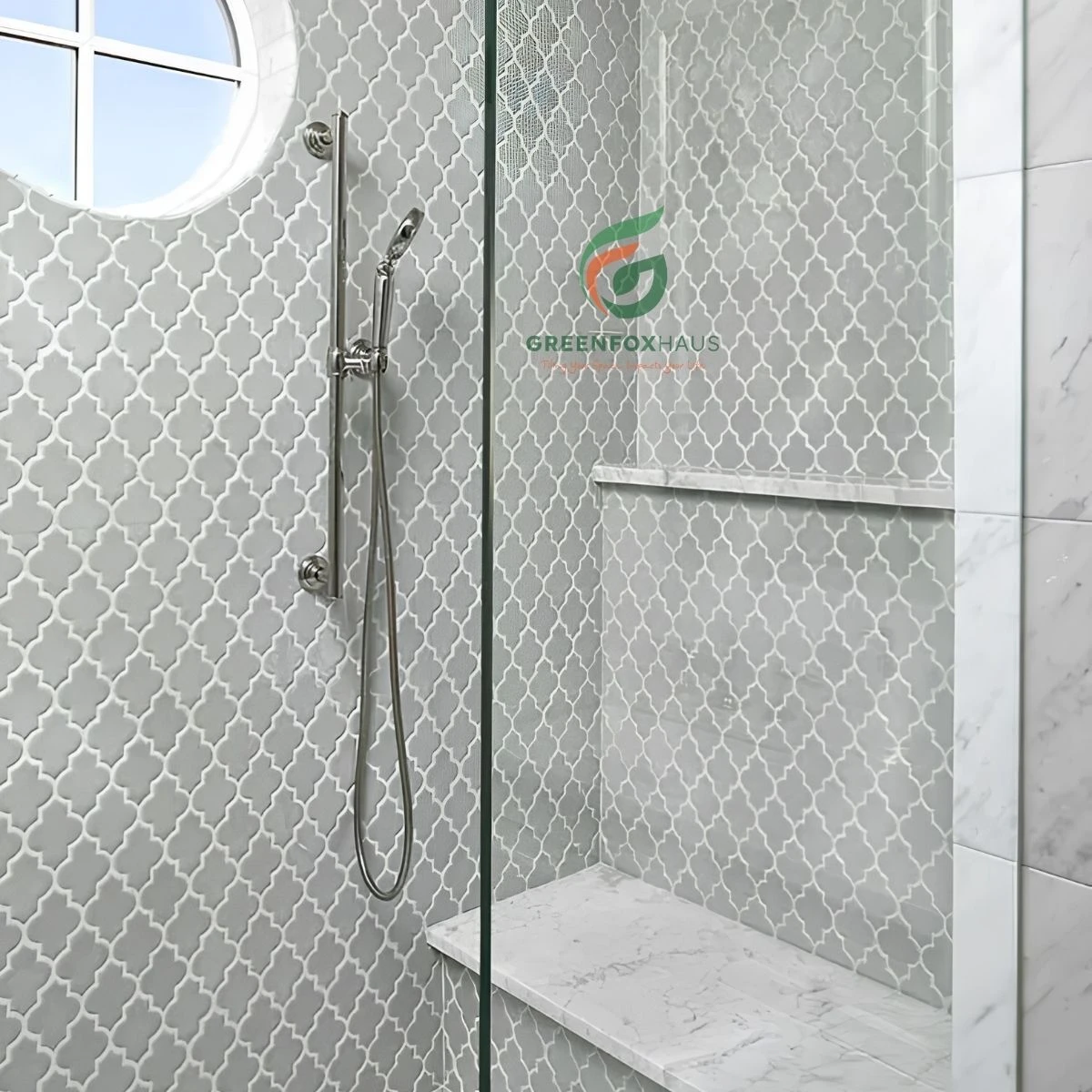 Gạch mosaic lồng đèn màu xám nhạt ốp phòng tắm tối giản hiện đại