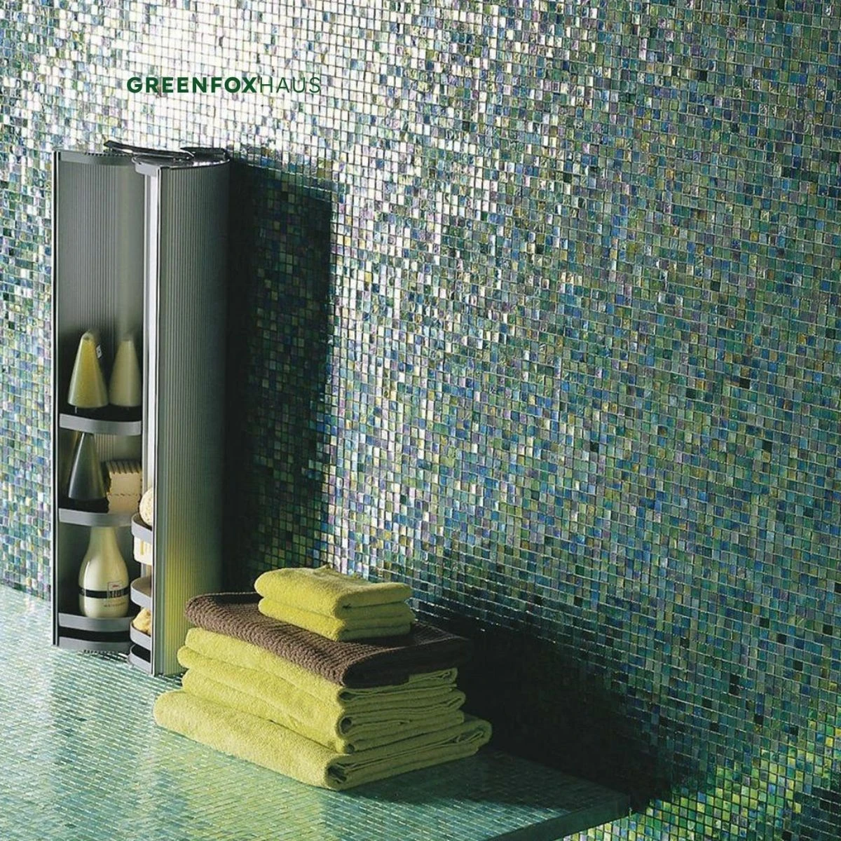 Gạch mosaic cao cấp thủy tinh màu xanh tạo chiều sâu sang trọng cho không gian spa phòng tắm