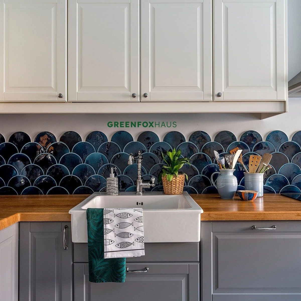 Gạch mosaic vảy cá xanh navy men bóng ốp tường bếp hiện đại