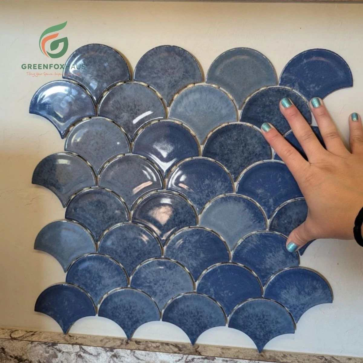 Mẫu gạch mosaic vảy cá xanh dương men bóng cận cảnh bề mặt