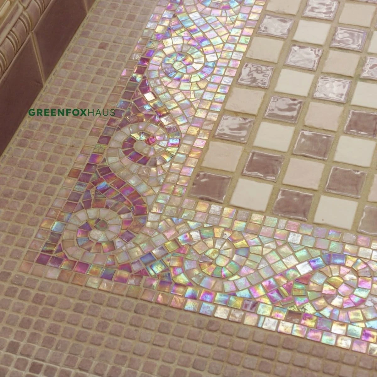 Gạch mosaic cao cấp đá tự nhiên ánh xà cừ tạo điểm nhấn luxury cho không gian nội thất