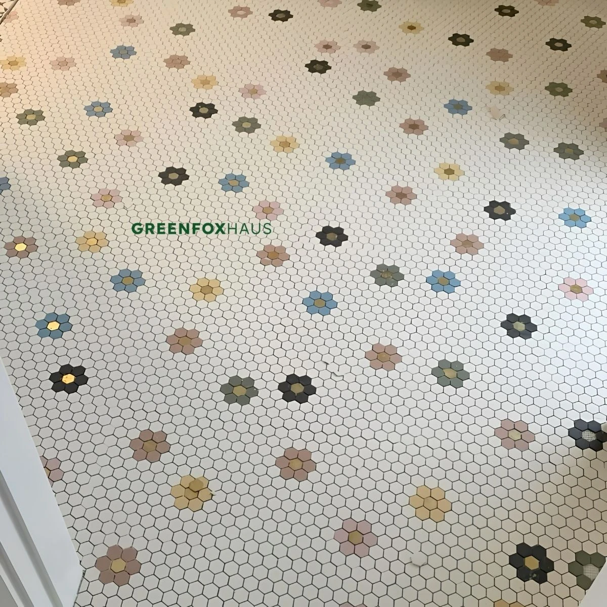 Gạch mosaic lục giác lát nền trắng phối hoa màu phong cách vintage