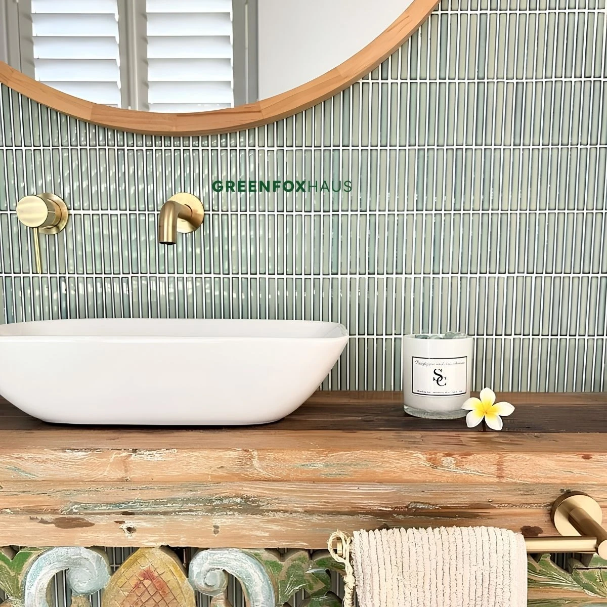 Gạch thẻ mosaic xanh nhạt ốp tường lavabo phòng tắm hiện đại