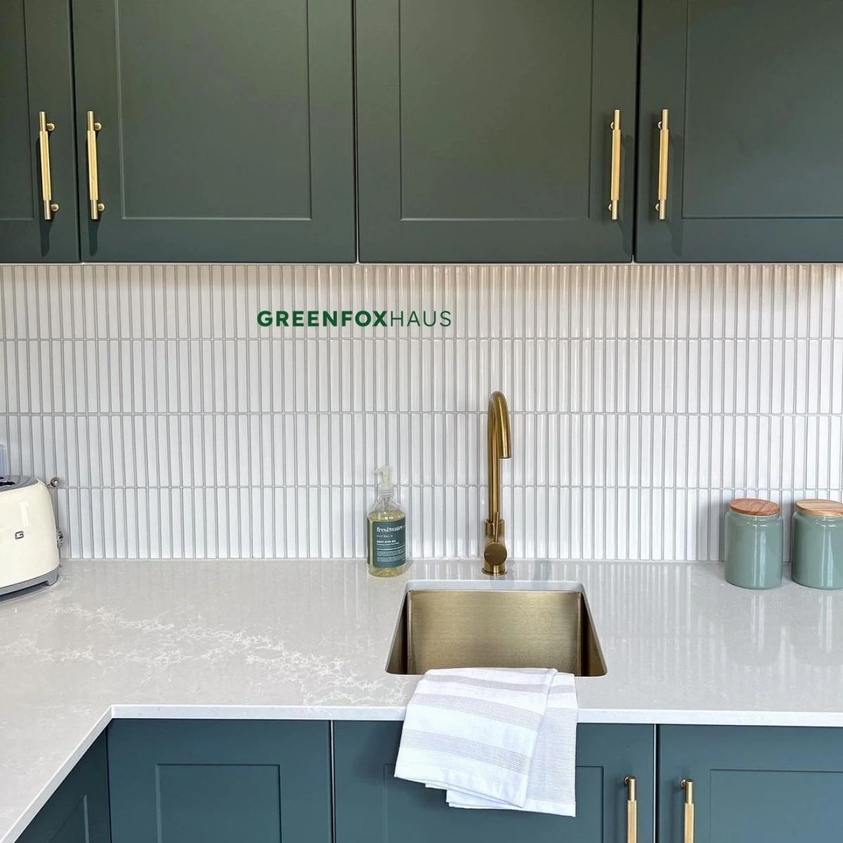 Gạch thẻ mosaic trắng ốp tường bếp phong cách tối giản