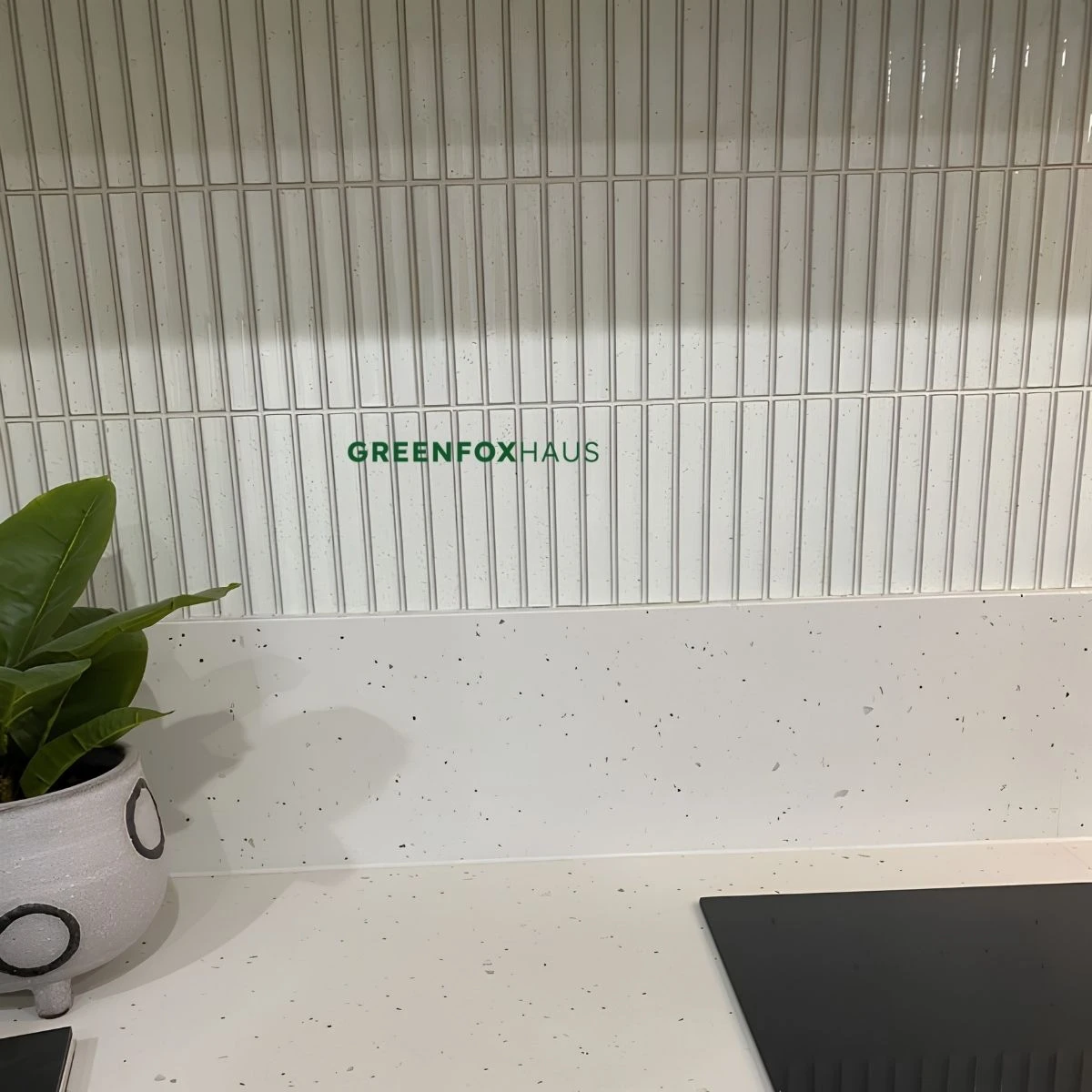 Gạch thẻ mosaic trắng kem ốp backsplash bếp hiện đại