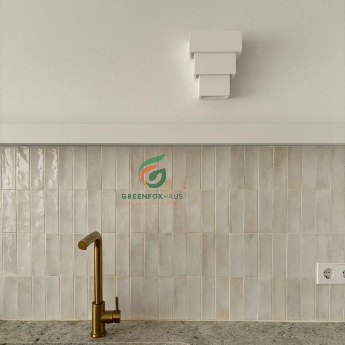 Mẫu gạch thẻ giả đá ốp tường bếp vân đá tự nhiên tông beige xám cận cảnh