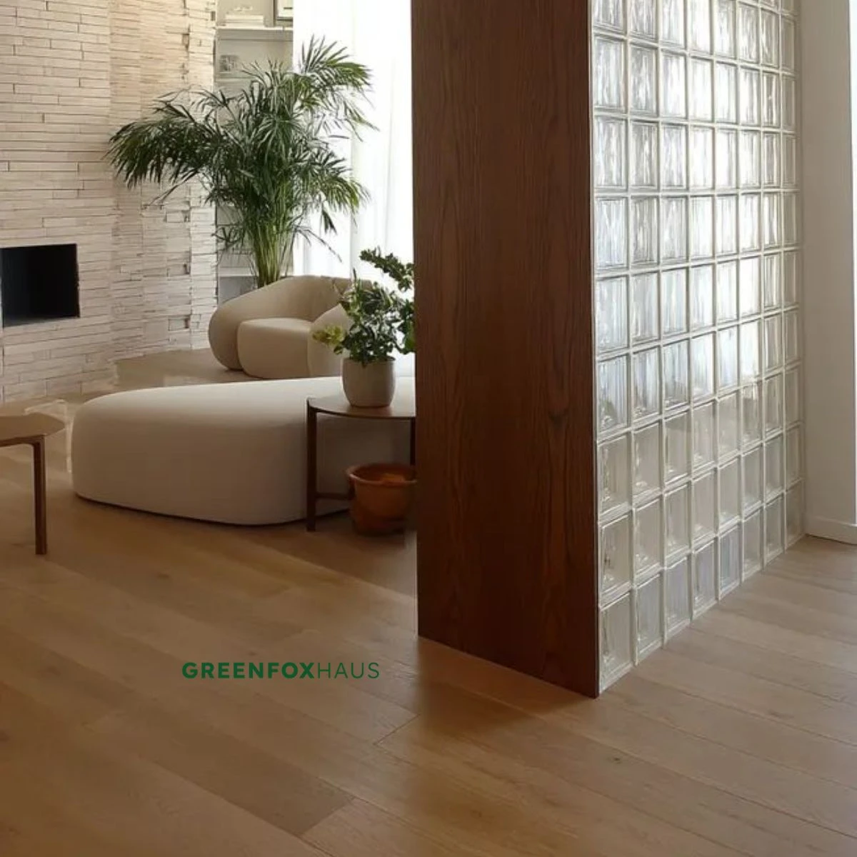 Sàn gạch giả gỗ kết hợp vách gạch kính lấy sáng cho không gian nội thất hiện đại