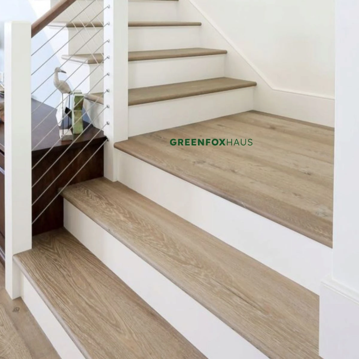 Gạch lát cầu thang giả vân gỗ màu nâu sáng chống trầy cho không gian nhà hiện đại
