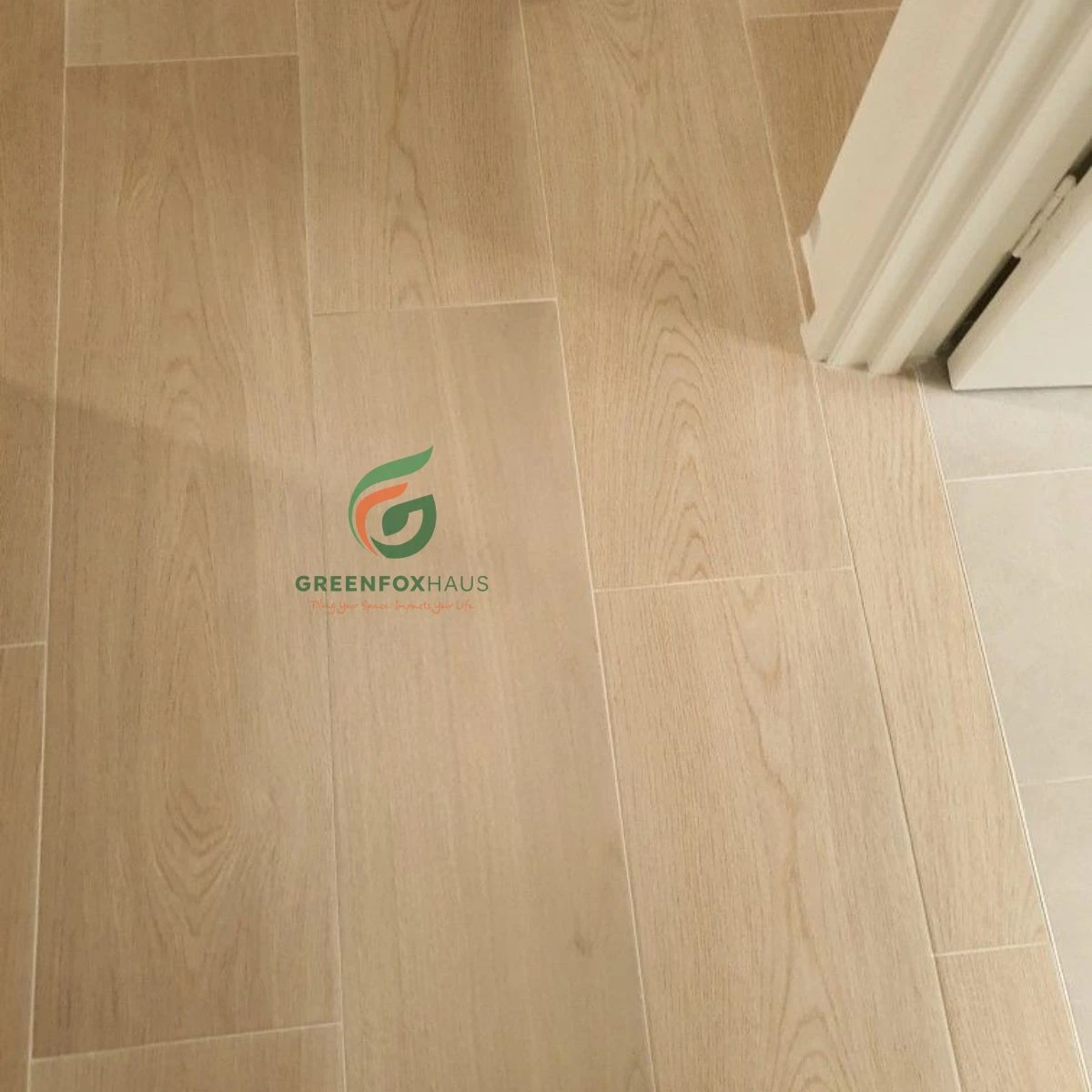 Cận cảnh gạch lát nền giả gỗ với đường ron màu be đồng nhất tăng vẻ đẹp chân thực cho mặt sàn