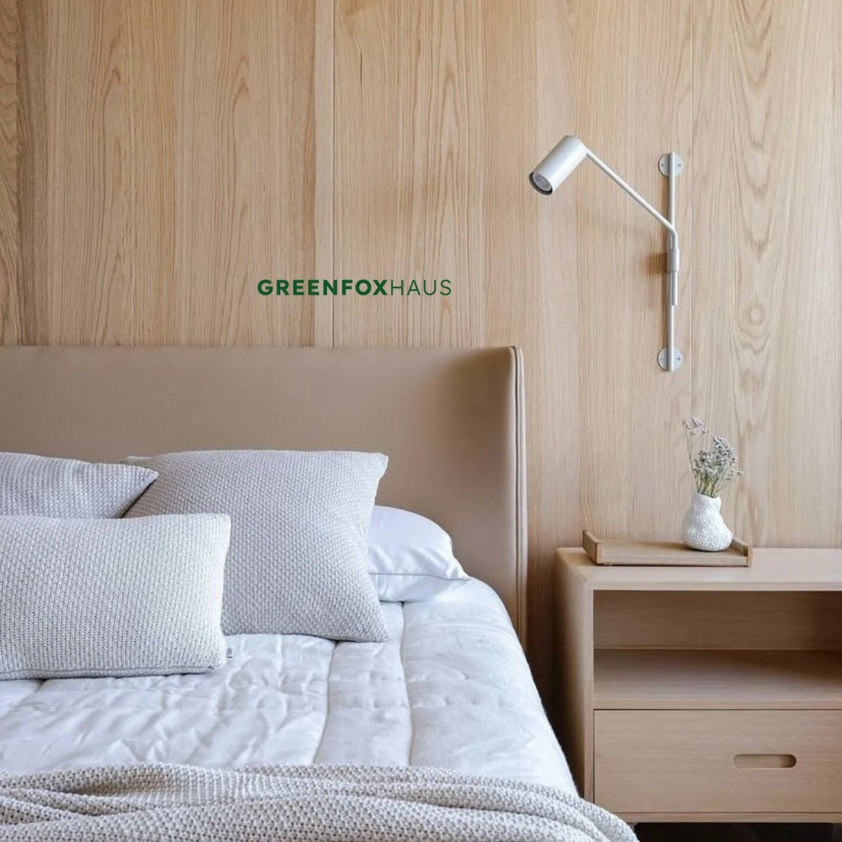 Gạch vân gỗ ốp tường đầu giường phòng ngủ tông be sáng mang phong cách Scandinavian hiện đại