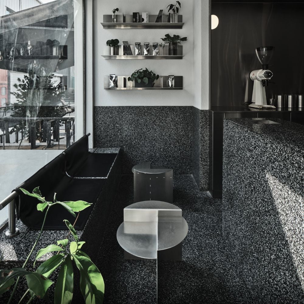 Gạch Terrazzo đen trắng cho quán cafe hiện đại