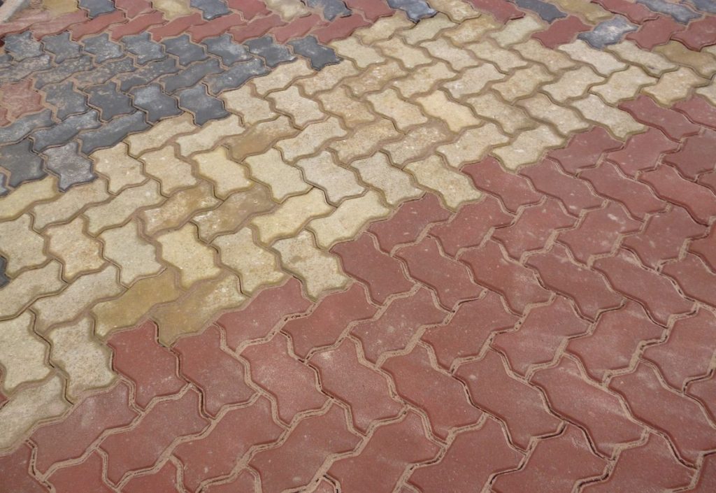 Gạch con sâu lót sân vườn (gạch tự chèn) thường có 4–6 gam màu cơ bản, tập trung vào các tông trung tính và bền màu ngoài trời như xám, ghi, đỏ gạch, vàng cát, xanh rêu (một số dòng có thêm đen/xám đậm). Những màu sắc này giúp bề mặt sân dễ phối cảnh, ít lộ bẩn, đồng thời giữ được vẻ gọn gàng, bền đẹp theo thời gian. Khi kết hợp phối 2–3 màu hoặc chạy viền, gạch con sâu còn tạo hiệu ứng nhấn nhá nhẹ, giúp không gian sân vườn và lối đi trở nên sinh động hơn mà vẫn chắc chắn, thực dụng.