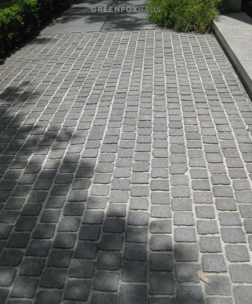 sử dụng đá cubit 10x10 lót sân