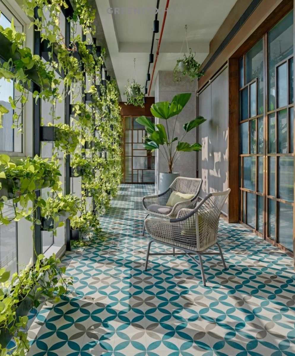 Nền gạch bông đồng tiền xanh dương pastel giúp khu patio/sân vườn nhẹ nhàng, nổi bật mà không bị “gắt”.