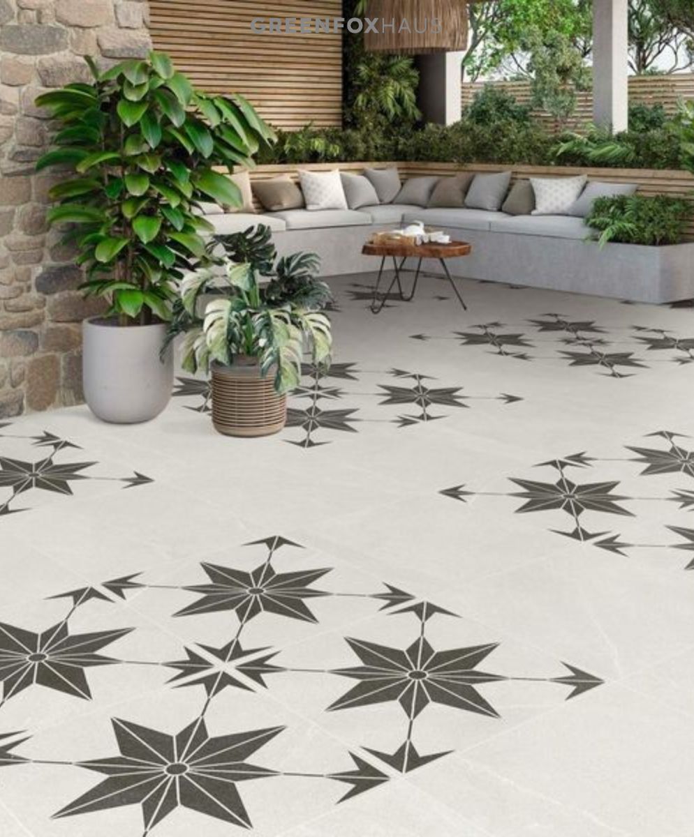 Phối cảnh sân/ban công dùng gạch bông nhấn điểm, kết hợp gạch trơn xám nhạt để dễ vệ sinh và bền màu.