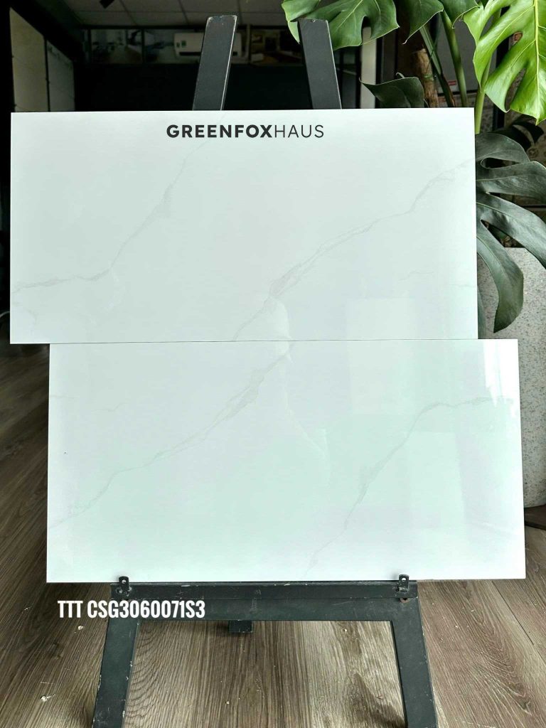 Gạch ốp tường 30x60 bề mặt bóng, màu trắng vân nhẹ, sẵn hàng tại Greenfox