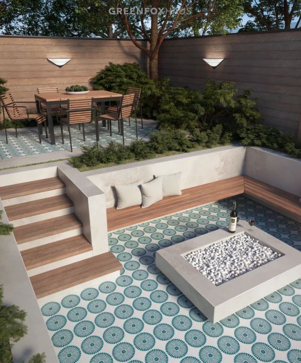 Họa tiết cánh quạt tròn tông xanh dương nhạt giúp nền sân/ban công trông “decor” hơn mà vẫn dịu, không chói.