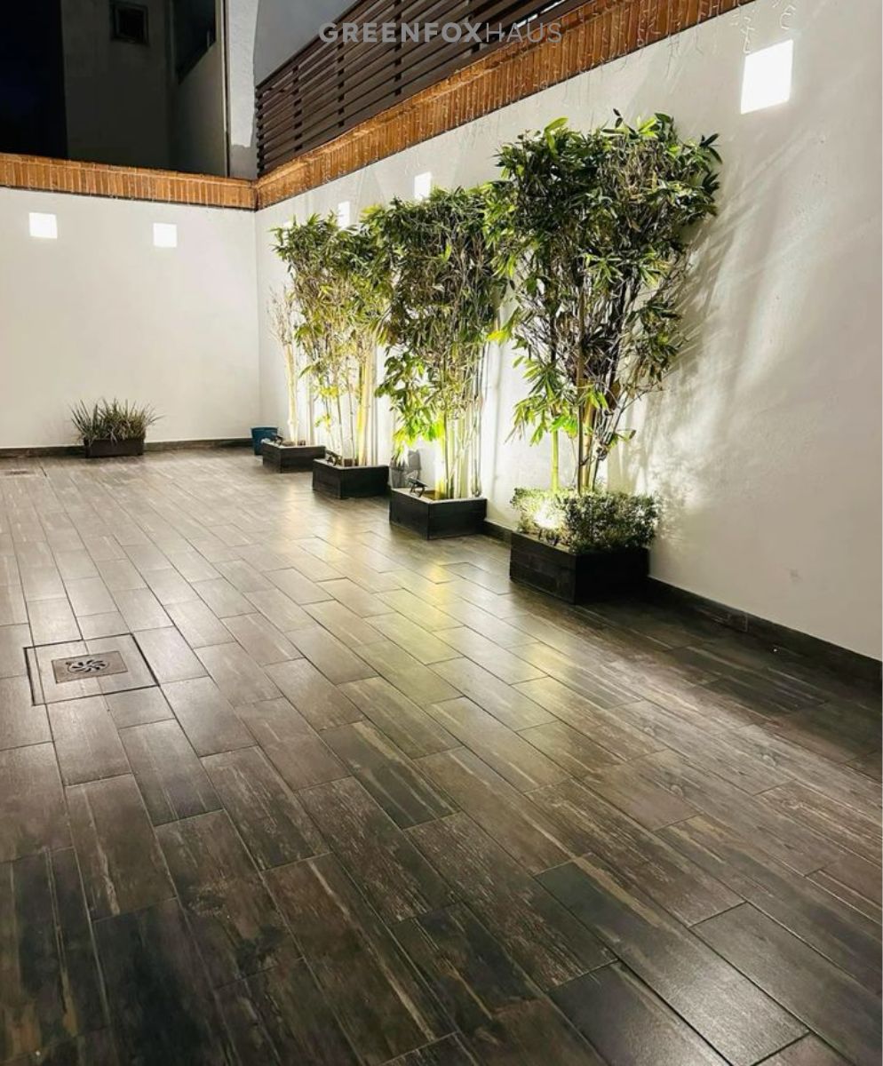 Sử dụng gạch giả gỗ lót sân trong nhà