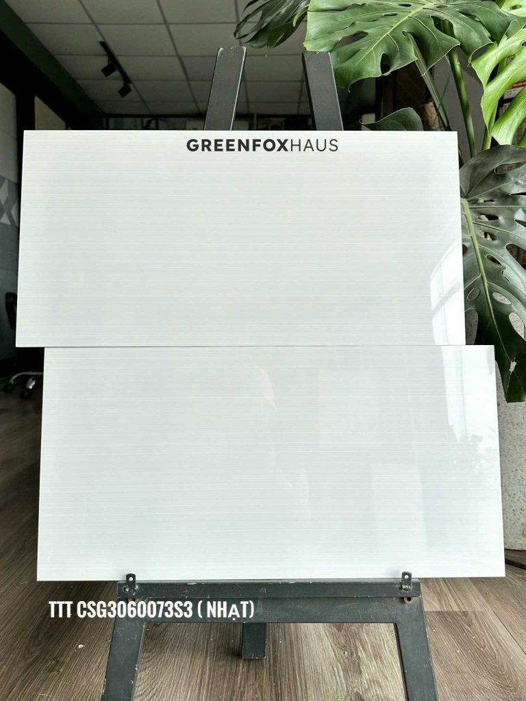 Gạch ốp tường 30x60 bề mặt bóng, màu trắng vân sọc ngang nhẹ, sẵn hàng tại Greenfox