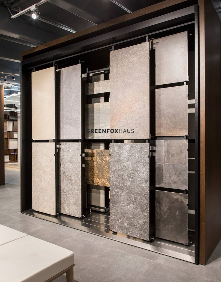 Gạch ốp lát trưng bày trong showroom vật liệu xây dựng