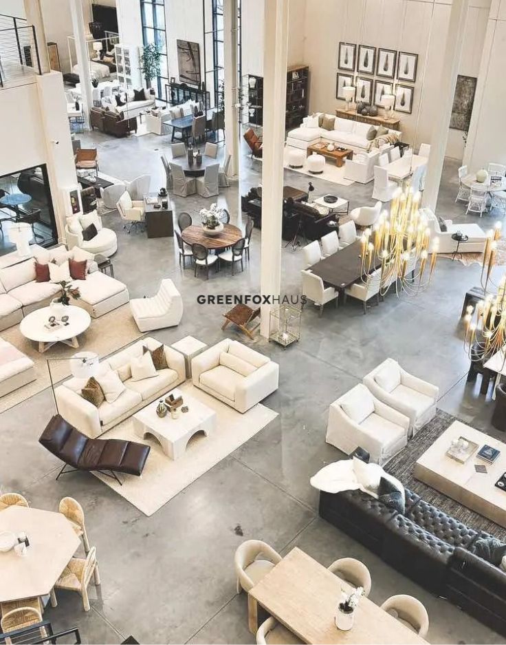 Gạch ốp lát sàn showroom nội thất phong cách hiện đại