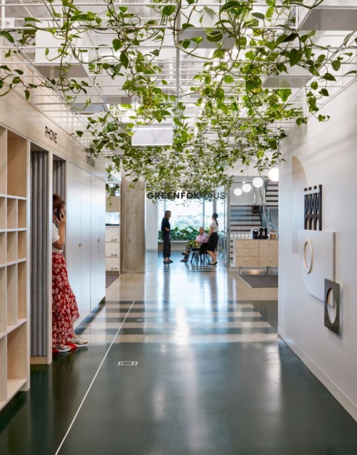 Gạch ốp lát sàn hành lang văn phòng phong cách hiện đại