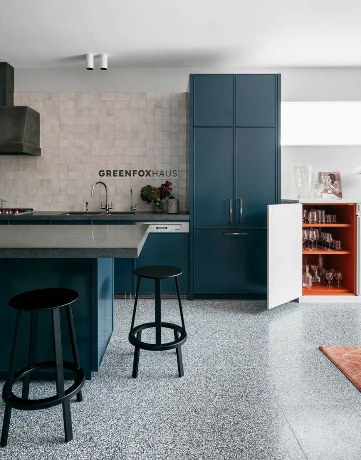 Gạch ốp lát terrazzo phòng bếp màu sáng hiện đại