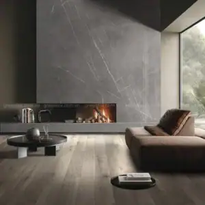 Gạch BIGSLAB vân đá xám mang phong cách tối giản, kết hợp cùng lò sưởi và nội thất tông trầm, tạo nên không gian phòng khách mạnh mẽ và đẳng cấp.