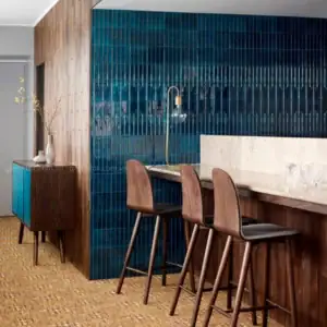 Gạch thẻ xanh bóng tạo chiều sâu và nét sang trọng cho quầy bar, bếp.
