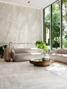Gạch BIGSLAB vân Travertine màu kem ốp tường và lát nền phòng khách hiện đại có cửa kính lớn.